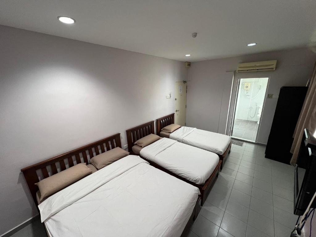 Postel nebo postele na pokoji v ubytování M Straits Hotel