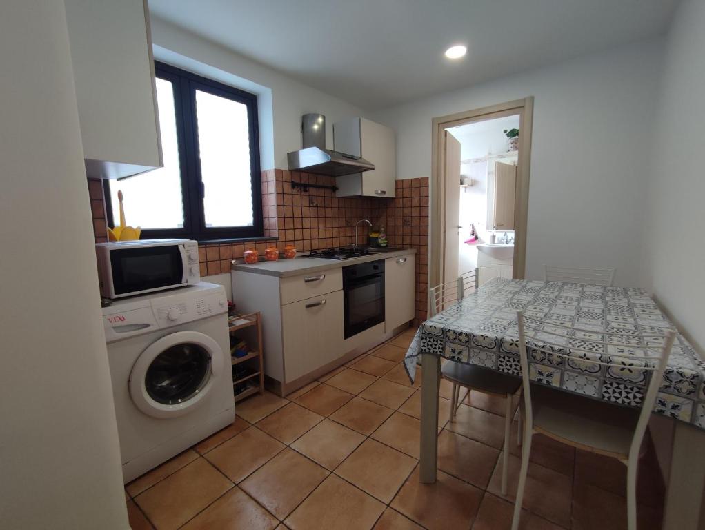 A kitchen or kitchenette at Appartamento Aci Sant'Antonio