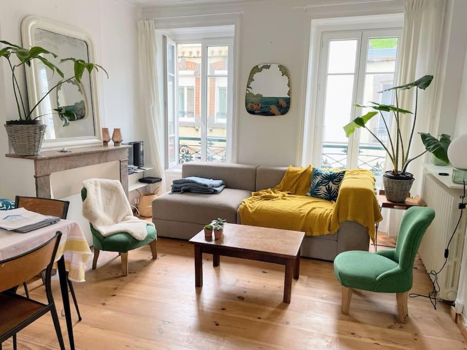 ein Wohnzimmer mit Sofa und Tisch in der Unterkunft La PetiteVillaise in Granville