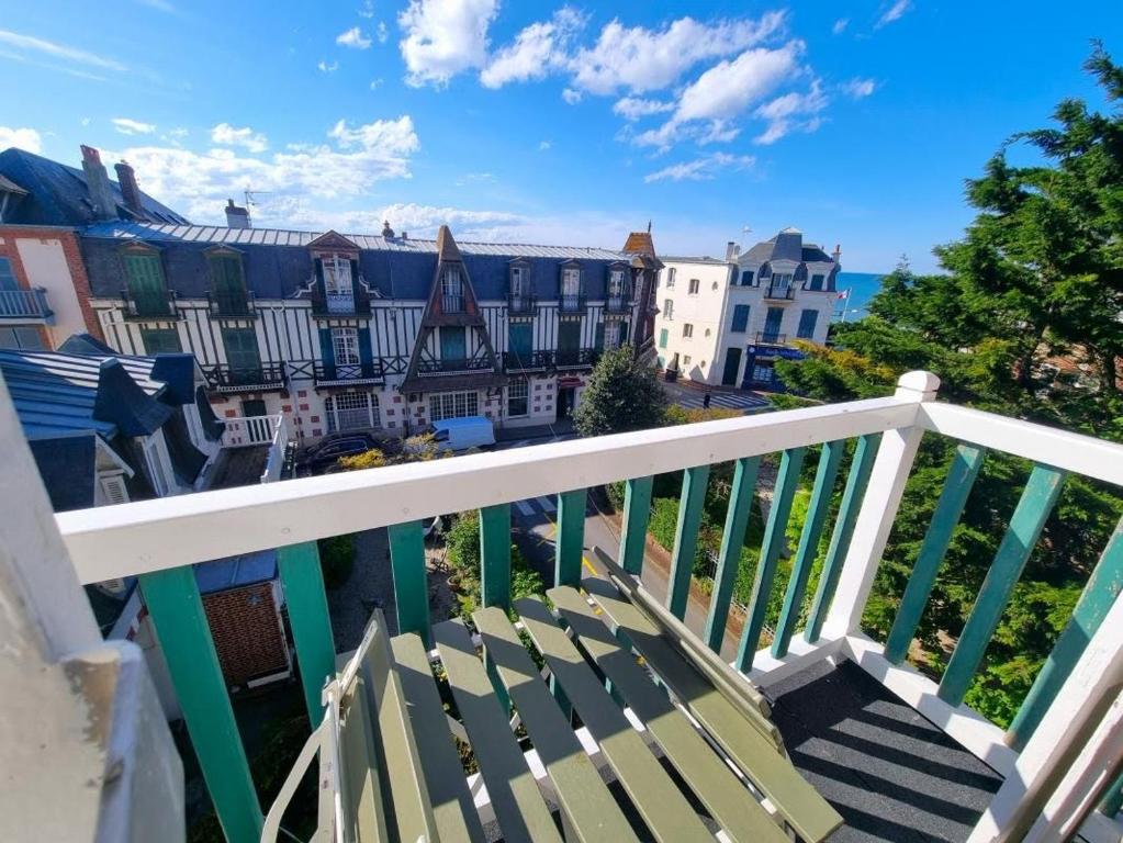 a balcony with a chair and a view of buildings at Logement entier studio vue mer in Villers-sur-Mer