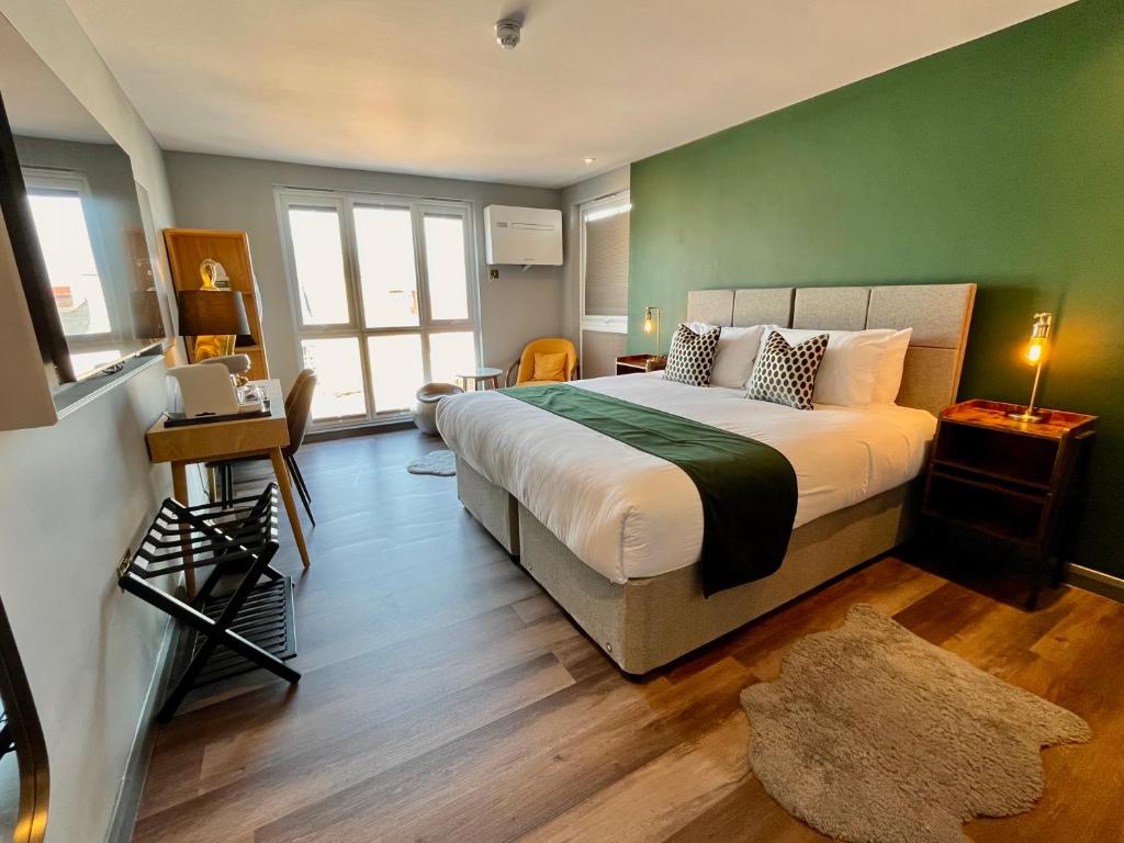 Postel nebo postele na pokoji v ubytování Pinnacle Suites Hotel