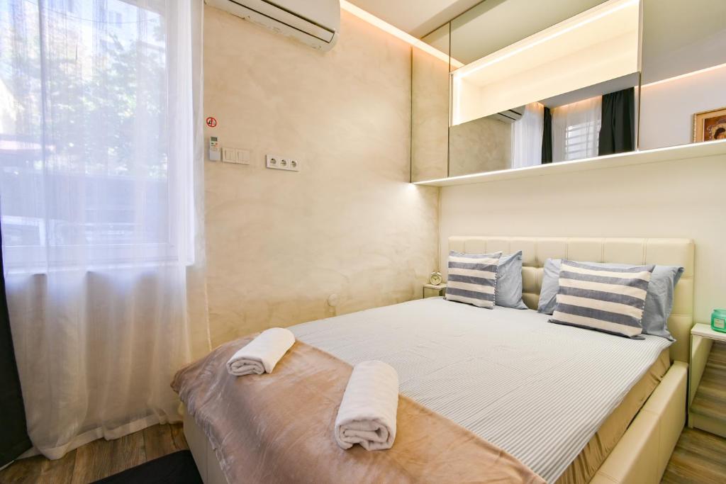 Un dormitorio con una cama con toallas. en Tsar Simeon 65 Studio (With Parking space), en Sofía