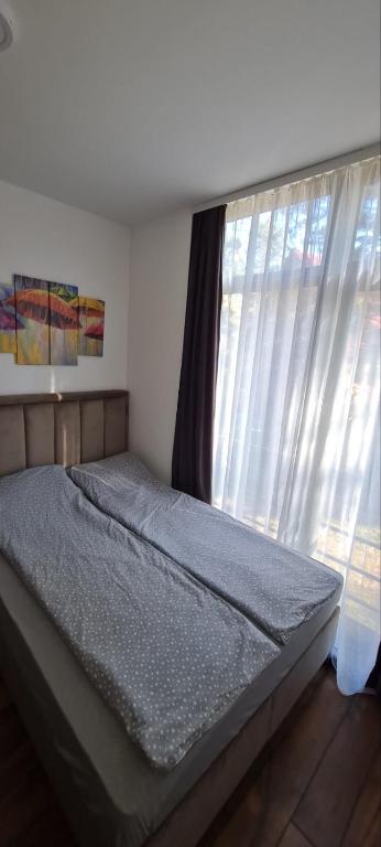 Un pat sau paturi într-o cameră la Apartman Djurdja
