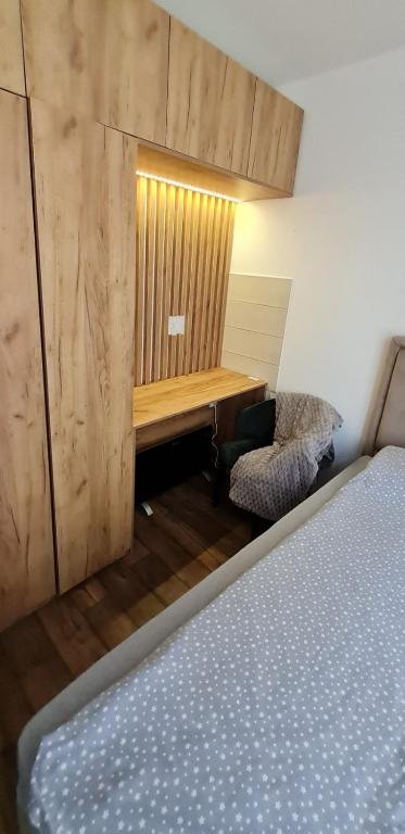 Un pat sau paturi într-o cameră la Apartman Djurdja