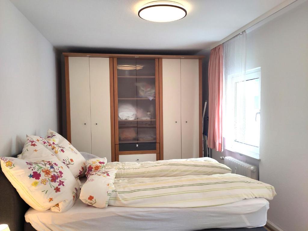 una camera da letto con un letto con cuscini sopra di Drei Zi App nahe Limbecker Platz und Uni a Essen