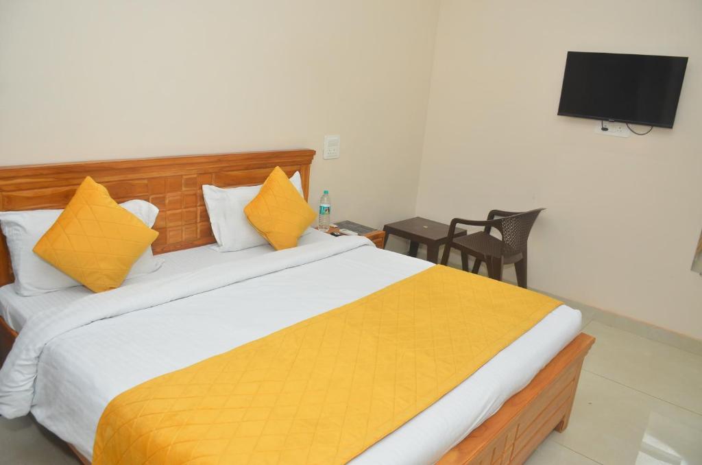 Postel nebo postele na pokoji v ubytování Hotel Hare Krishna Dham