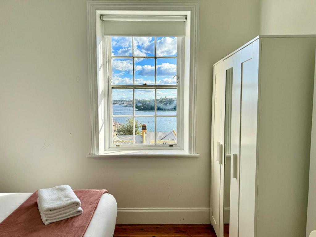 Postel nebo postele na pokoji v ubytování Millers Point Waterview