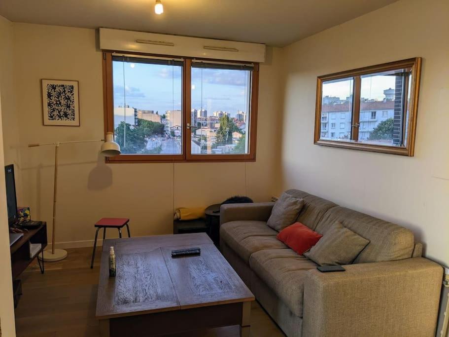 un salon avec un canapé et une table basse dans l'établissement Superbe deux pièces avec terrasse proche du métro, à Montreuil