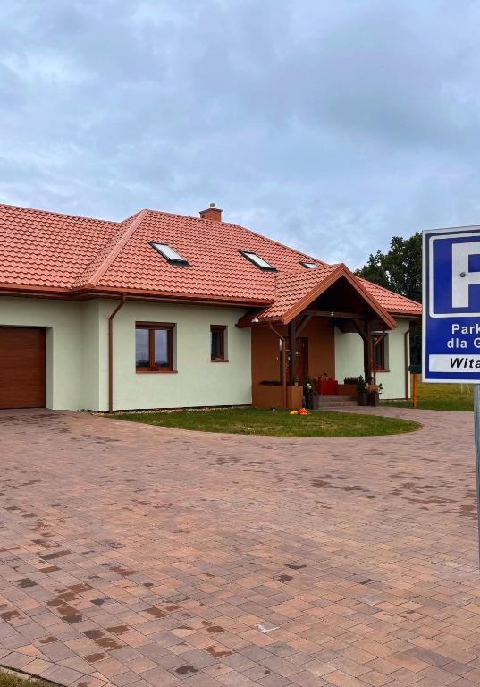 dom z szyldem przed nim w obiekcie Farma IT w mieście Jamielnik