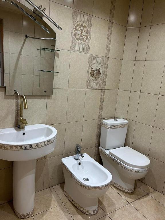 un baño con lavabo e inodoro en Lena home, en Ereván