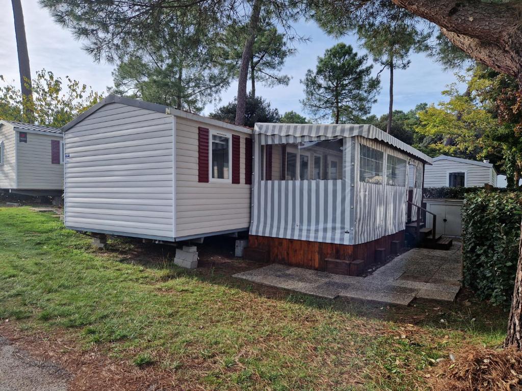 - deux mobile homes garés dans une cour dans l'établissement Mobile home 210 Siblu La Pignade Fun pass non inclus, à La Tremblade