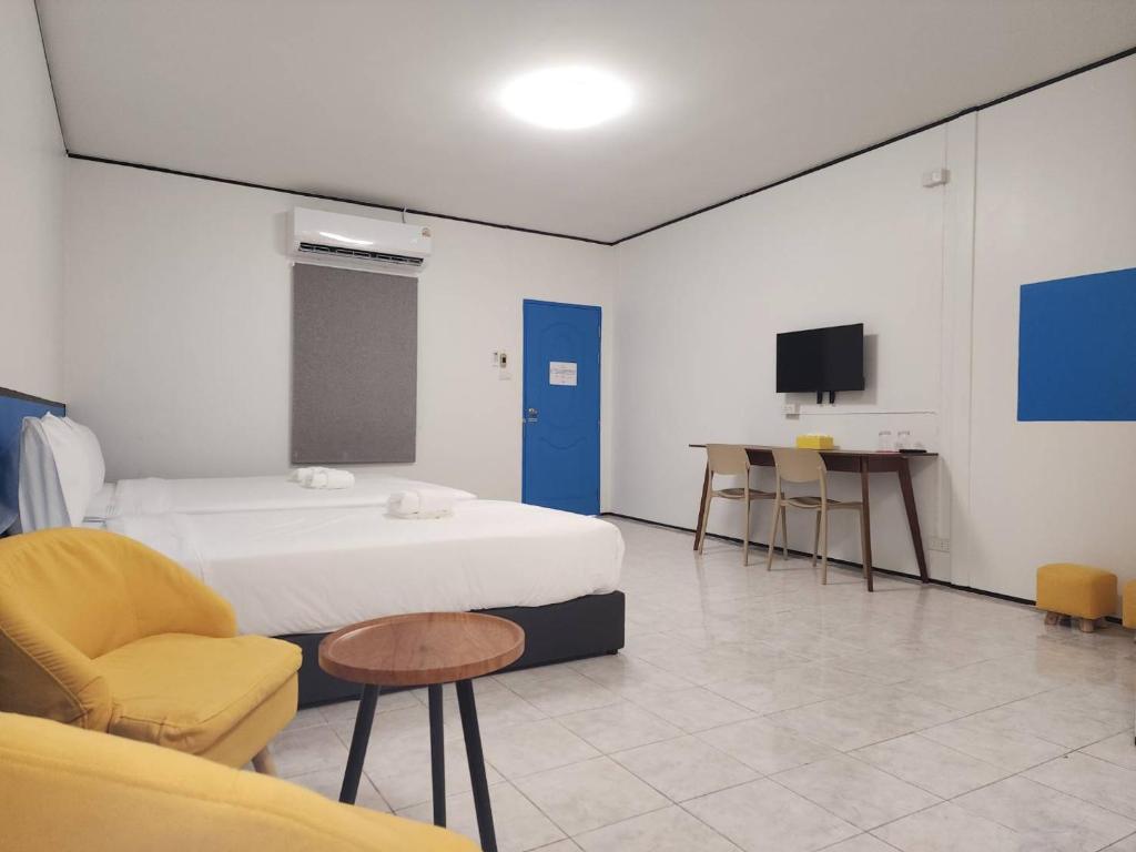 TV a/nebo společenská místnost v ubytování RYB Hostel Phuket