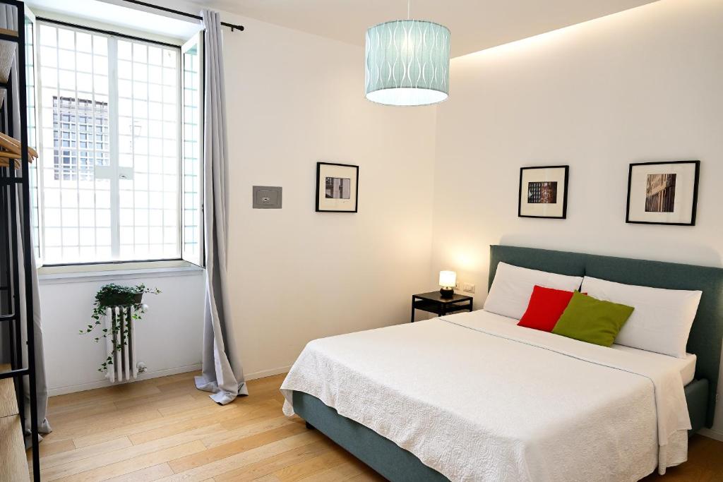 Una cama o camas en una habitación de AT HOME NAVONA