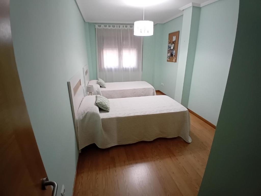Posteľ alebo postele v izbe v ubytovaní Apartamento Reguiño al mar