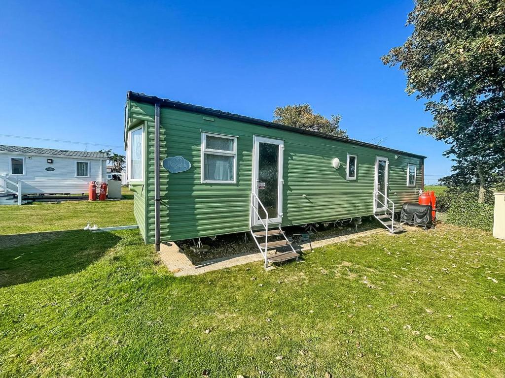 Gallery image of Brilliant 8 Berth Caravan At Valley Farm Holiday Park, Essex Ref 46443V in Great Clacton