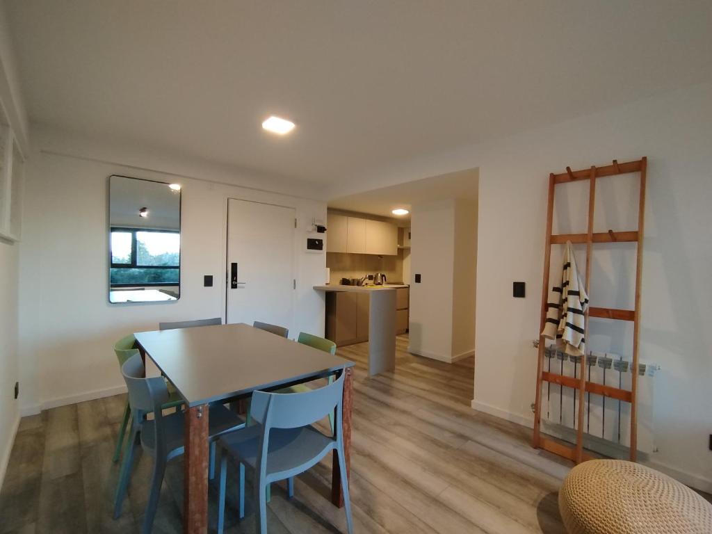 Un comedor y una cocina con mesa y sillas. en Temporalias BRC, en San Carlos de Bariloche
