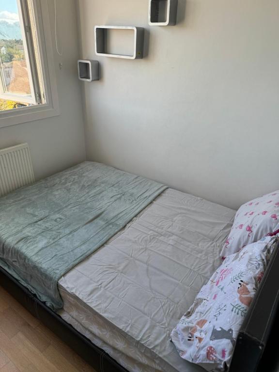 una cama sentada en una habitación junto a una ventana en Family Home Away from Home, en Chatham