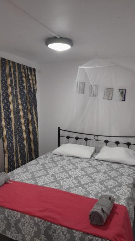 Letto o letti in una camera di The Rabbit Hole Hostel Fira