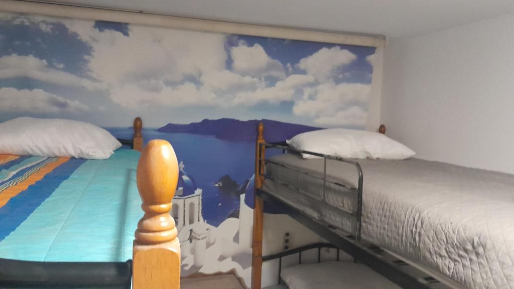 Letto o letti in una camera di The Rabbit Hole Hostel Fira