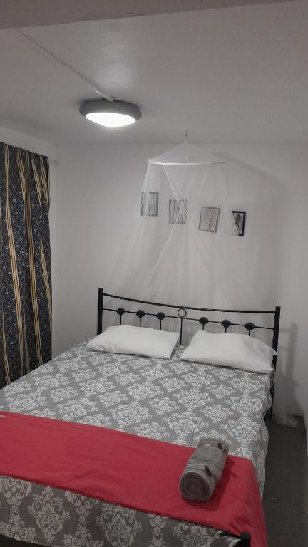 Letto o letti in una camera di The Rabbit Hole Hostel Fira