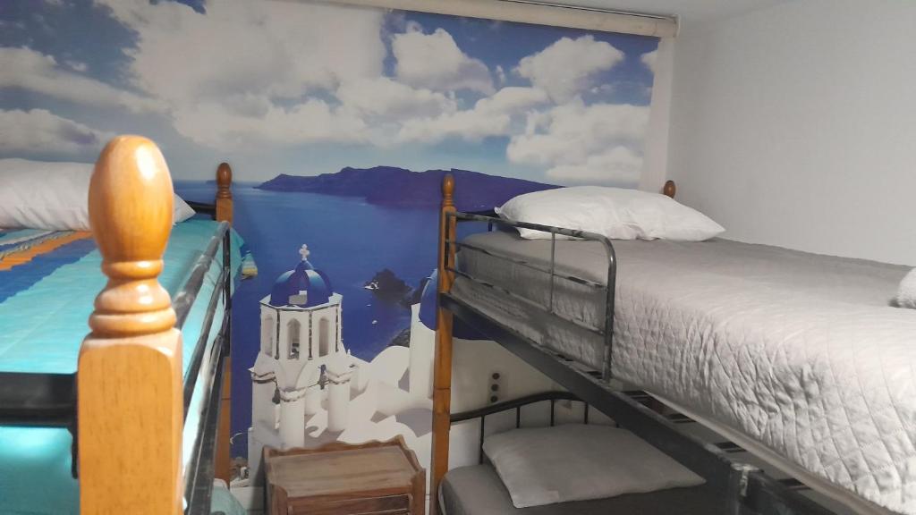 Letto o letti in una camera di The Rabbit Hole Hostel Fira