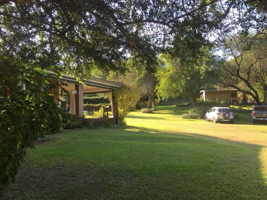 ein Haus mit einem Auto auf einem Hof in der Unterkunft Casa Entera in Cordoba
