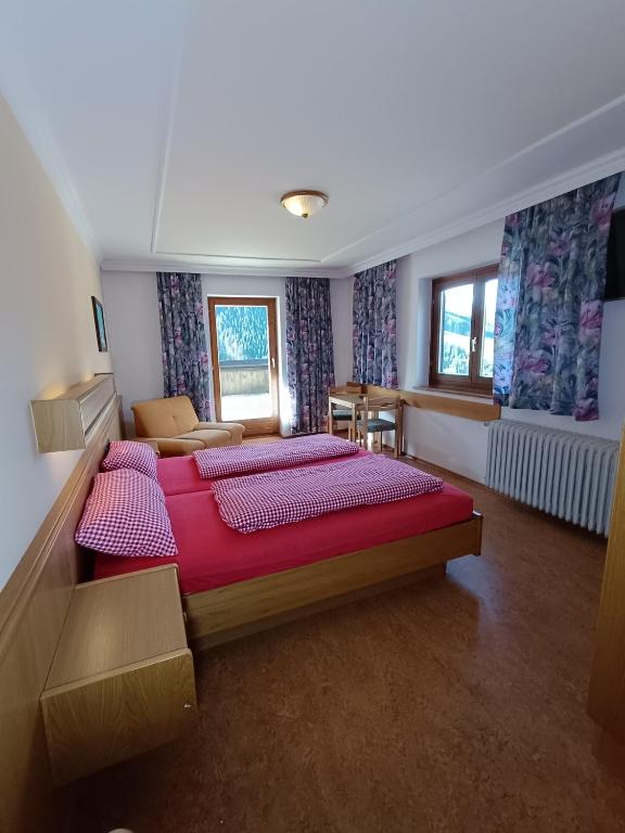Postel nebo postele na pokoji v ubytování Jugendgästehaus Hinterronach