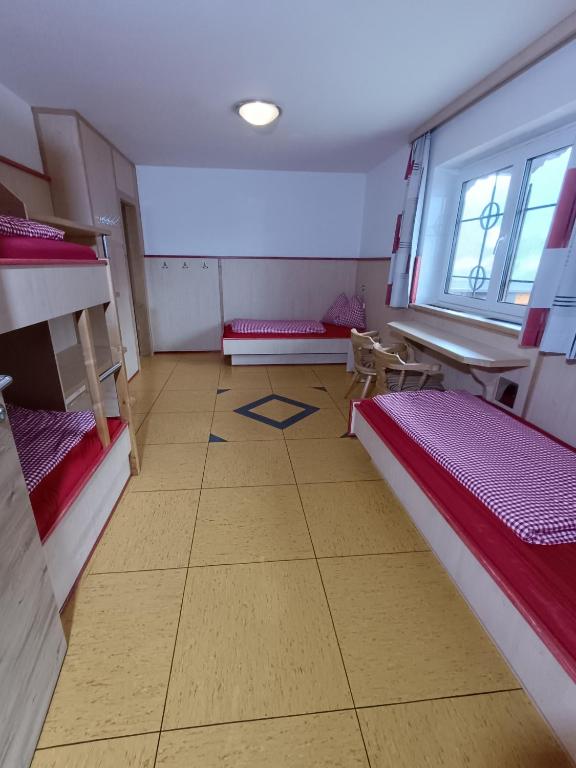 Postel nebo postele na pokoji v ubytování Jugendgästehaus Hinterronach