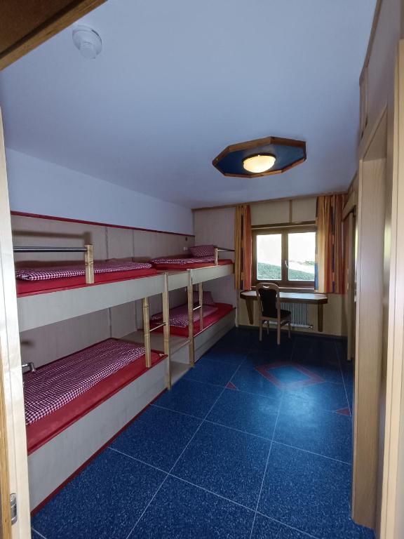 Postel nebo postele na pokoji v ubytování Jugendgästehaus Hinterronach