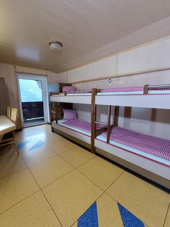 Postel nebo postele na pokoji v ubytování Jugendgästehaus Hinterronach