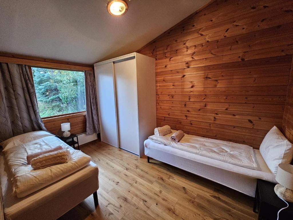 Ένα ή περισσότερα κρεβάτια σε δωμάτιο στο Private room - 3 in a luxury villa CHALET STYLE