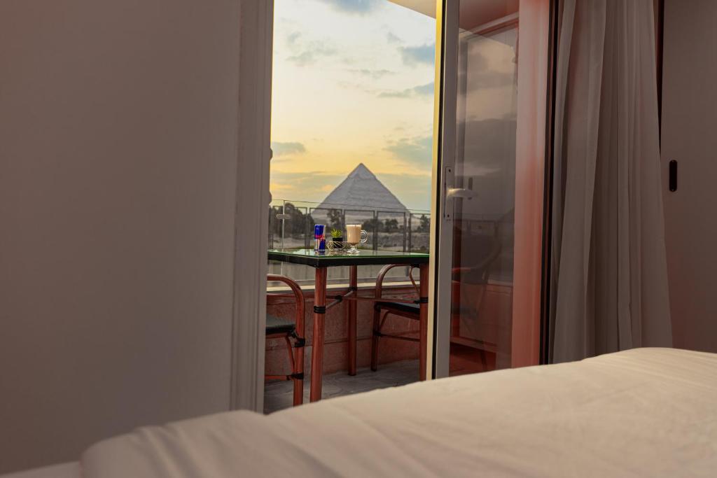 Postel nebo postele na pokoji v ubytování Pyramids Land Hotel
