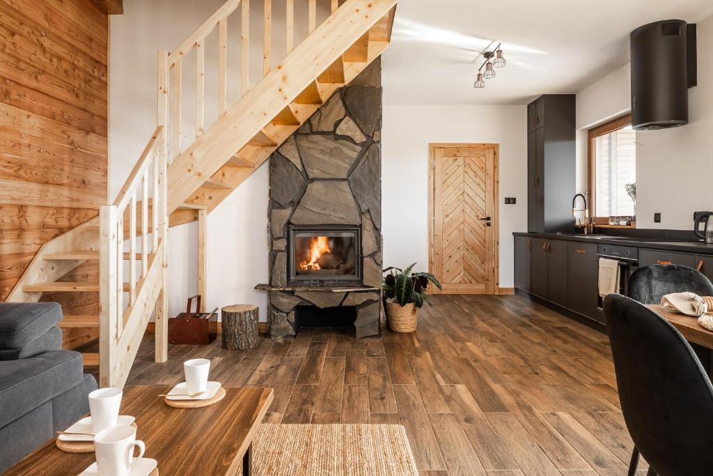 Mokosz في PyzÃ³wka: غرفة معيشة بها موقد ودرج