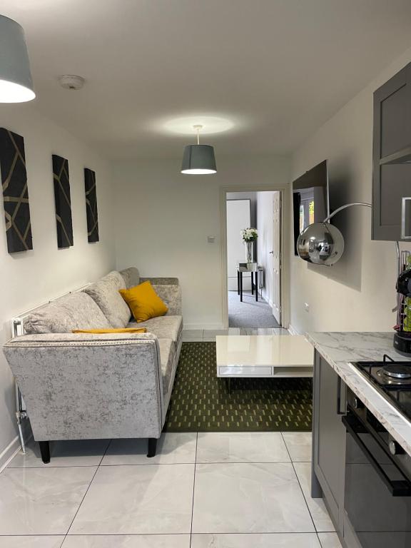 Kuchyň nebo kuchyňský kout v ubytování The Holloway Haven - 1 Bedroom Apartment - Private Access & Parking - Prime Location Near Oxford City Centre