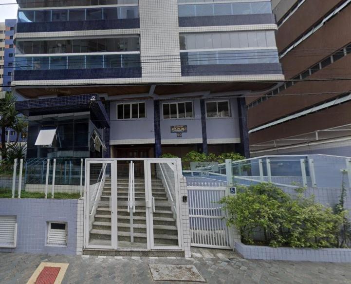 Apartamento Aviação PG في برايا جراندي: بوابه بيضاء امام مبنى