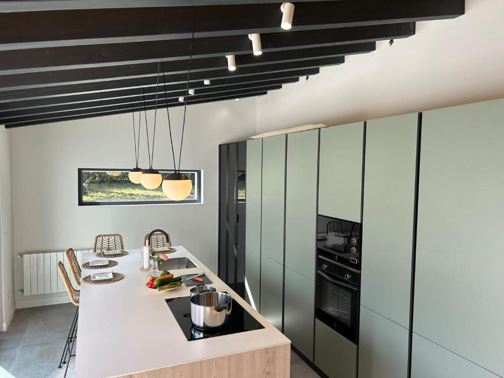 a kitchen with white countertops and black ceilings at Casa ISABELLA in El Bosque