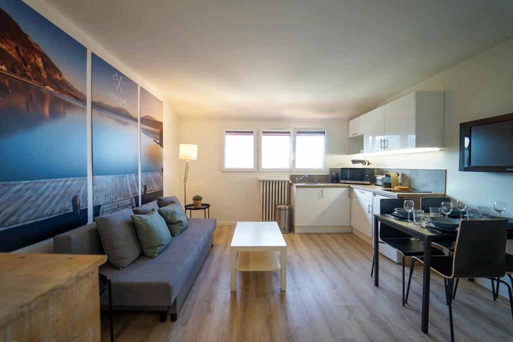 un salon avec un canapé et une table dans l'établissement L'Écrin du Lac, à Annecy