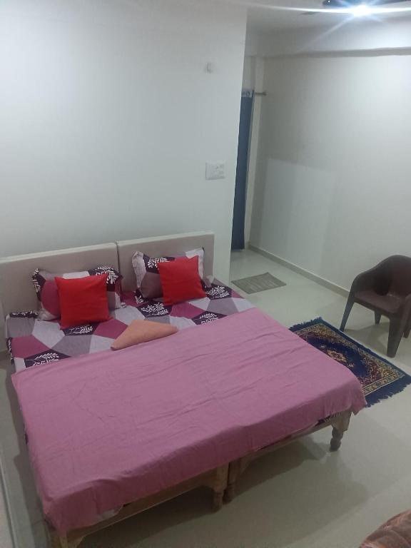 Giường trong phòng chung tại Kedar Guest House Ayodhya