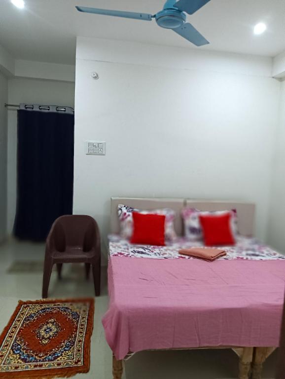 Giường trong phòng chung tại Kedar Guest House Ayodhya