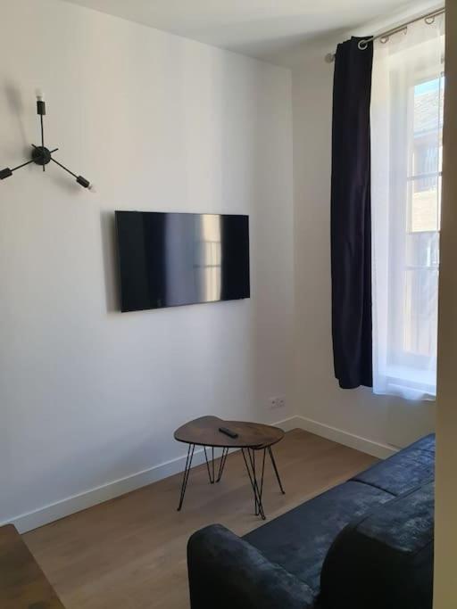 un salon avec un canapé et une table dans l'établissement Studio centre de Sedan, à Sedan