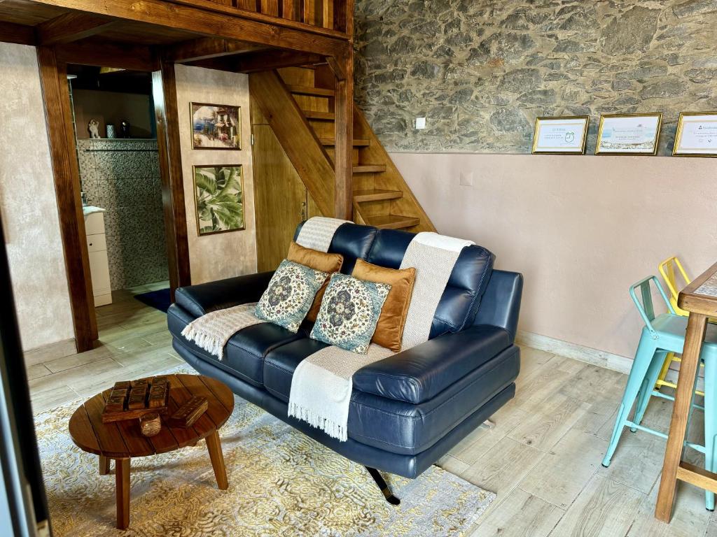 Posezení v ubytování Victoria Tiny Stone House