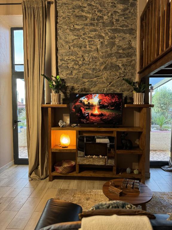 TV a/nebo společenská místnost v ubytování Victoria Tiny Stone House