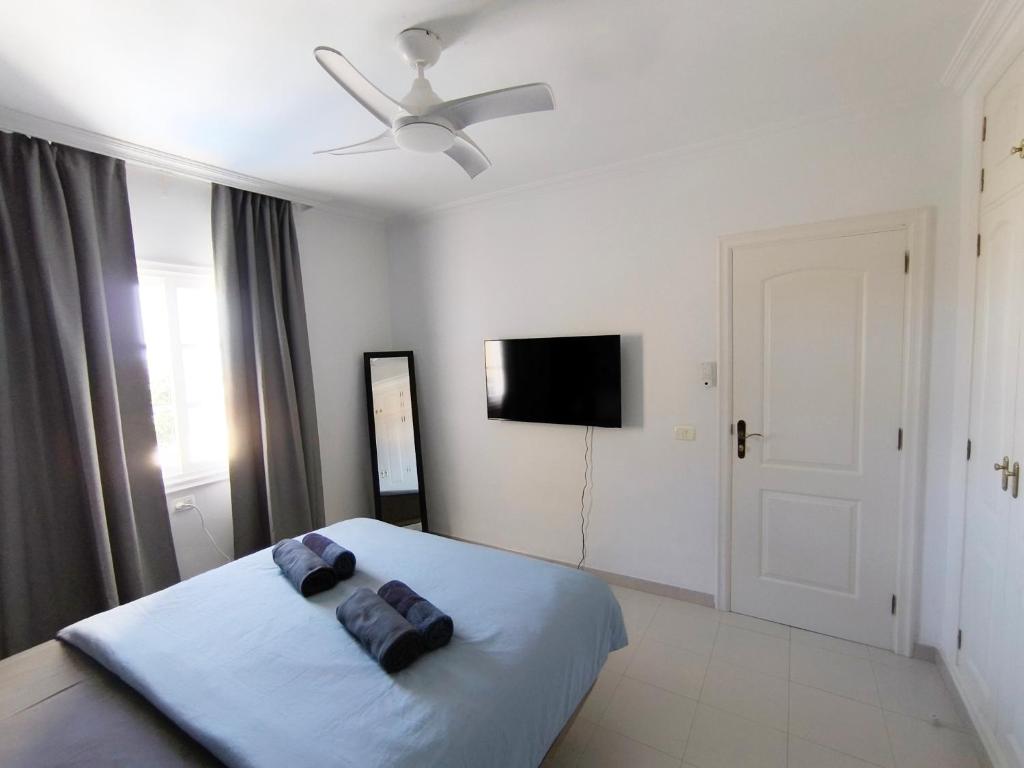 Posteľ alebo postele v izbe v ubytovaní BEAUTIFUL VILLA - 4 bedrooms, heated pool, fibre net, 2 priv car park places, tv channels