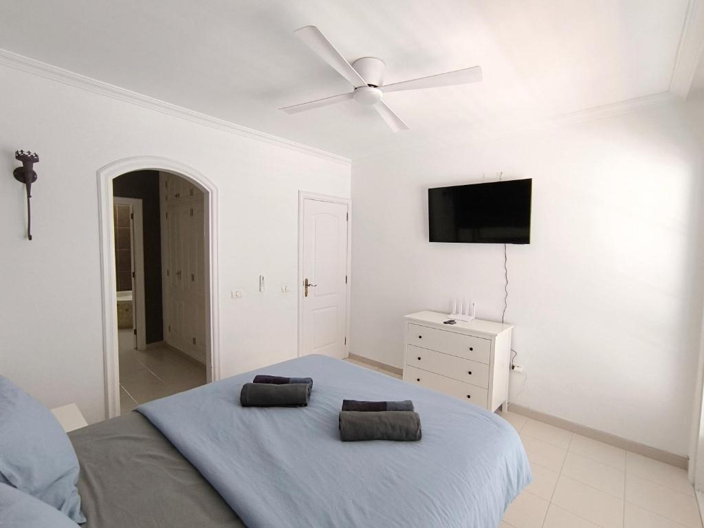 Posteľ alebo postele v izbe v ubytovaní BEAUTIFUL VILLA - 4 bedrooms, heated pool, fibre net, 2 priv car park places, tv channels