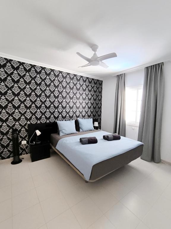 Posteľ alebo postele v izbe v ubytovaní BEAUTIFUL VILLA - 4 bedrooms, heated pool, fibre net, 2 priv car park places, tv channels