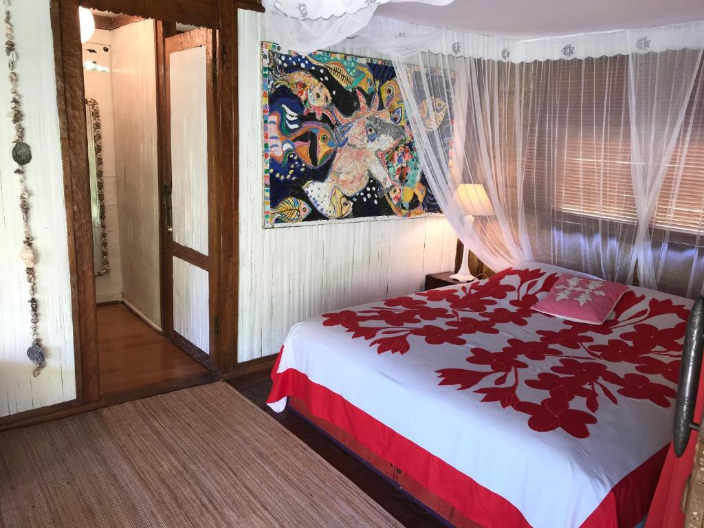 מיטה או מיטות בחדר ב-Fare TEAK avec Palapa et piscine partagée