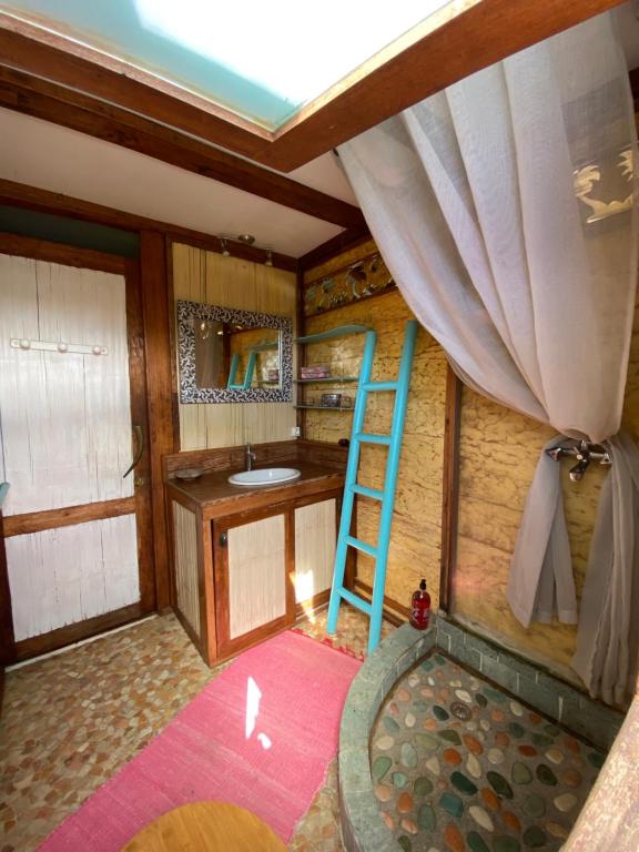 מיטה או מיטות קומותיים בחדר ב-Fare TEAK avec Palapa et piscine partagée