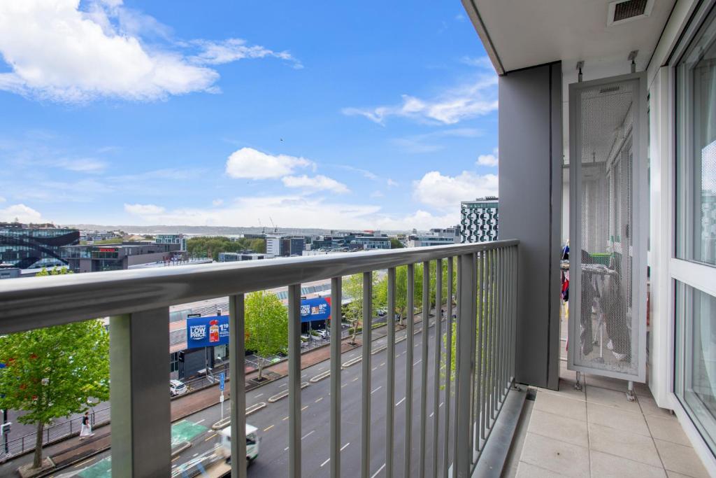 City Escape Apt with Views, Pool - Gym - Resim 16