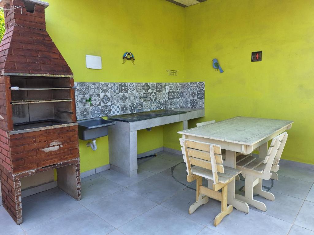 Kuchyň nebo kuchyňský kout v ubytování Casa na Praia com Piscina