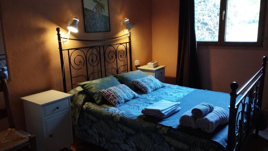 A bed or beds in a room at Casa Rural El Riandero